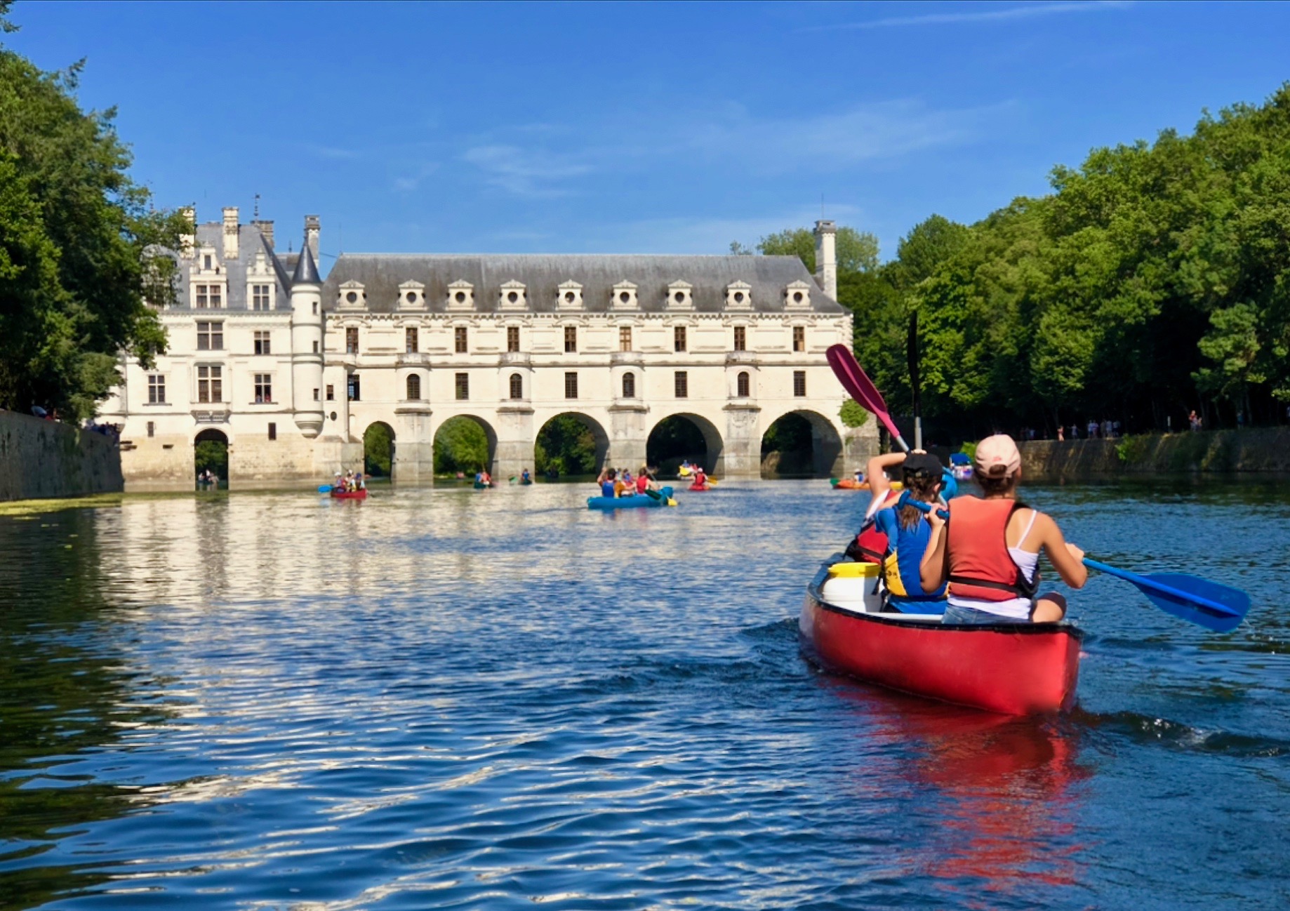Passage en kayak sous les arches du château de Chenonceau  Passage en kayak sous les arches du château de Chenonceau